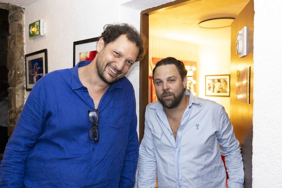 Exclusif - Eric Antoine, Arthur Jugnot - Personnalités à la représentation de la pièce de théâtre "Le jour du kiwi" au Théâtre de Verdure lors du 40ème Festival de Ramatuelle. Le 6 août 2024. © Cyril Bruneau / Festival de Ramatuelle / Bestimage