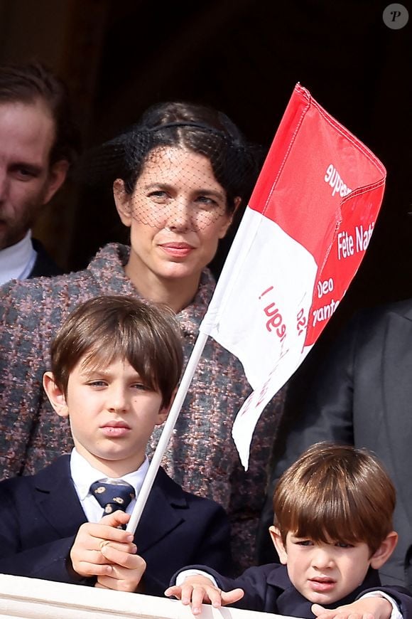 No Tabloids - Charlotte Casiraghi, Raphaël Elmaleh et Balthazar Rassam - La famille princière au balcon du palais lors de la Fête Nationale de la principauté de Monaco le 19 novembre 2022.

© Dominique Jacovides / Bruno Bebert / Bestimage