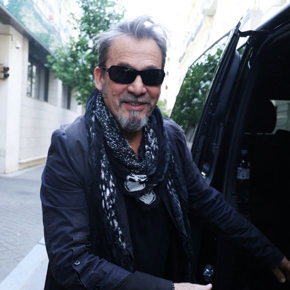Florent Pagny quitte les studios RTL à Neuilly-sur-Seine le 2 Mai 2025. © Denis Guignebourg/BestImage