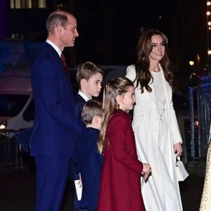 Elle les a accompagnés au Windsor Great Park pour qu'ils assistent au tournage de la série "Harry Potter".

Le prince William, Kate Middleton avec leurs enfants le prince George de Galles, la princesse Charlotte de Galles et le prince Louis de Galles à l'abbaye de Westminster à Londres, le 8 décembre 2023.

Photo : Agence / Bestimage