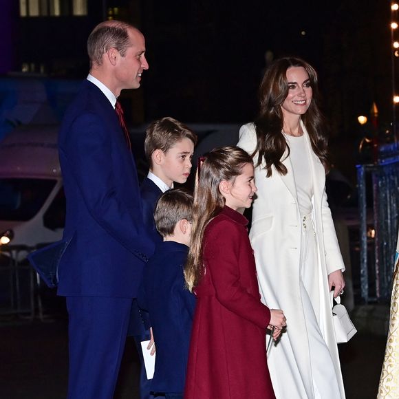 Elle les a accompagnés au Windsor Great Park pour qu'ils assistent au tournage de la série "Harry Potter".

Le prince William, Kate Middleton avec leurs enfants le prince George de Galles, la princesse Charlotte de Galles et le prince Louis de Galles à l'abbaye de Westminster à Londres, le 8 décembre 2023.

Photo : Agence / Bestimage