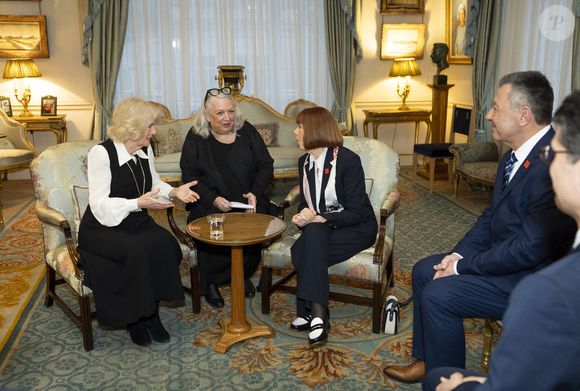 La reine Camilla (à gauche) reçoit Madame Gisèle Pelicot (au centre) et Jean-Loup Agopian (à droite) lors d'une audience à Clarence House à Londres. Date de la photo : lundi 23 février 2026.
Aaron Chown/PA Wire : Aaron Chown/PA Wire