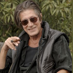 qui souffle sa 82ème bougie ce lundi 28 avril.

Info - Jacques Dutronc fête ses 80 ans le 28 avril - Archives - En France, Jacques Dutronc chez lui à Monticello en Corse avec ses chats. le 9 mai 2005.
GONGORA Marie-Anne via Bestimage