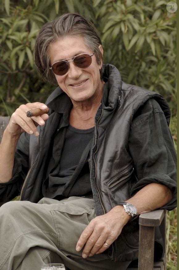 qui souffle sa 82ème bougie ce lundi 28 avril.

Info - Jacques Dutronc fête ses 80 ans le 28 avril - Archives - En France, Jacques Dutronc chez lui à Monticello en Corse avec ses chats. le 9 mai 2005.
GONGORA Marie-Anne via Bestimage