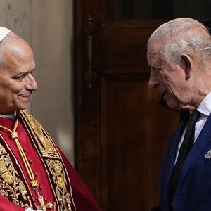 Le roi Charles III d'Angleterre et Camilla Parker Bowles, reine consort d'Angleterre, quittent le pape Léon XIV après avoir assisté au service œcuménique dans la chapelle Sixtine au Vatican, le 23 octobre 2025. Photo par PA Photo/ Bestimage