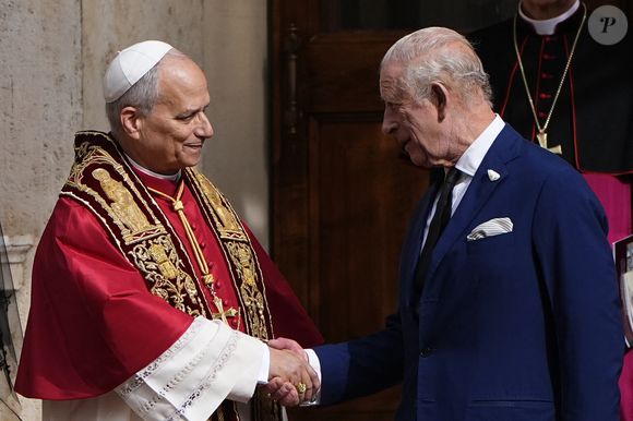 Le roi Charles III d'Angleterre et Camilla Parker Bowles, reine consort d'Angleterre, quittent le pape Léon XIV après avoir assisté au service œcuménique dans la chapelle Sixtine au Vatican, le 23 octobre 2025. Photo par PA Photo/ Bestimage