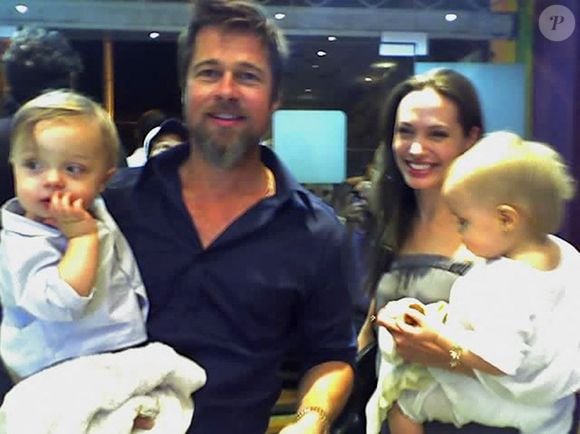 Photos amateurs des acteurs américains Brad Pitt, Angelina Jolie et leurs jumeaux Vivienne Marcheline et Knox Leon au magasin de crème glacée Licky Licious, situé sur Rainbow Street, à Amman, Jordanie, le 2 octobre 2009. Photo par Balkis Press/ABACAPRESS.COM