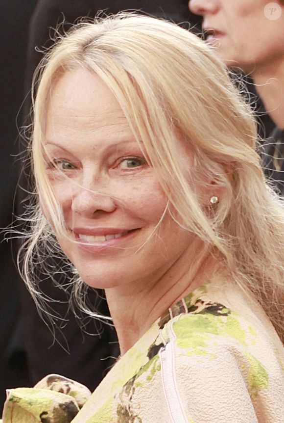 Pamela Anderson - Personnalités au défilé de mode prêt-à-porter Victoria Beckham Printemps/été 2024 lors de la Fashion Week de Paris (PFW) , le 29 septembre 2023. © Christophe Aubert / Bestimage