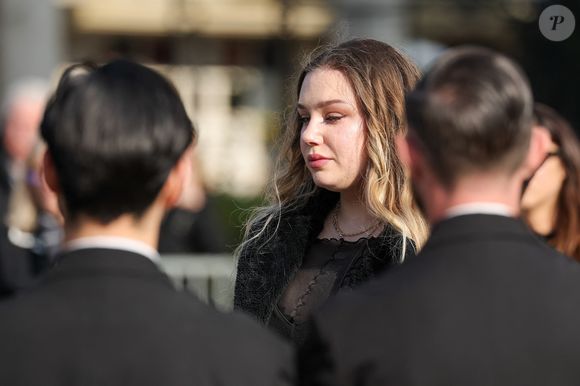 Milla Savarese, la fille de la défunte à la sortie des obsèques d'Emilie Dequenne au cimetière Père Lachaise à Paris, France, le 26 mars 2025. © Cyril Moreau/Bestimage