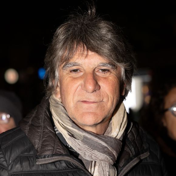 Malgré son éviction de la télévision, il assure avoir conservé un bon niveau de vie.

Tex lors de la visite de l'atelier de Sylvie Malys avec le Petit Train de Montmartre à Paris, France, le 5 décembre 2025. © Julien Sarkissian/Bestimage