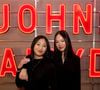 Pour transformer ses très longs cheveux bruns, elle a fait appel à Louis Trautwein, un "Master Hair Colourist Expert" installé à Paris et habitué à travailler avec des célébrités.

Jade et Joy Hallyday - Vernissage de l'exposition "Johnny Hallyday, l'exposition" au Palais des Expositions à Paris, le 21 décembre 2023. © Dominique Jacovides / Bestimage