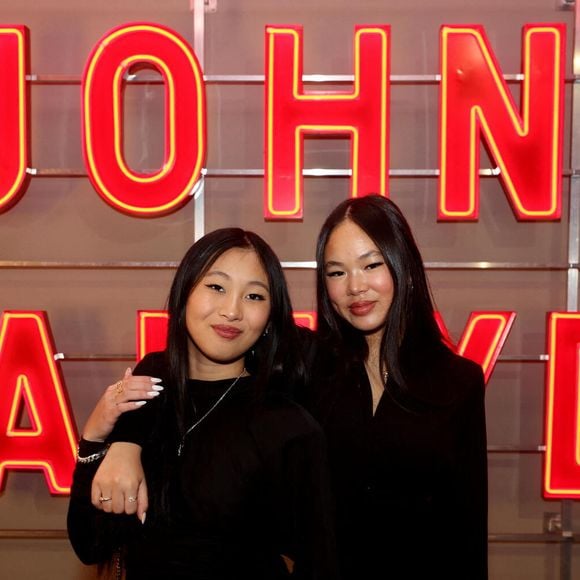 Pour transformer ses très longs cheveux bruns, elle a fait appel à Louis Trautwein, un "Master Hair Colourist Expert" installé à Paris et habitué à travailler avec des célébrités.

Jade et Joy Hallyday - Vernissage de l'exposition "Johnny Hallyday, l'exposition" au Palais des Expositions à Paris, le 21 décembre 2023. © Dominique Jacovides / Bestimage