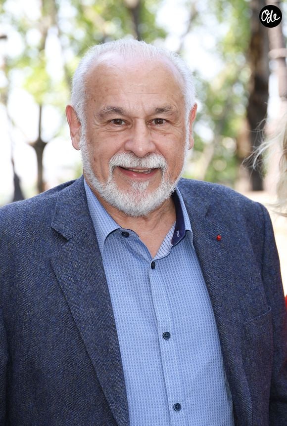 et pour fêter ses 60 ans de carrière

Francis Perrin - Dévoilement d'une plaque commémorative en l'honneur de Jean-Claude Brialy sur la façade de l'immeuble où il vécut 25 quai de Bourbon Paris 4ème, à Paris, France, le 14 juin 2023. © Coadic Guirec/Bestimage