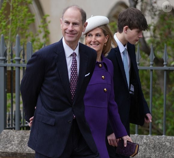 Le petit frère de Louise a pour mère la très discrète Sophie Rhys-Jones, qui selon les médias aurait été "la belle-fille préférée" de la défunte souveraine. 

James Mountbatten-Windsor, Sophie Rhys-Jones, duchesse d'Edimbourg, le prince Edward, duc d'Edimbourg - Les membres de la famille royale britannique arrivent à la chapelle Saint-George pour assister à la messe de Pâques. Windsor, le 31 mars 2024.