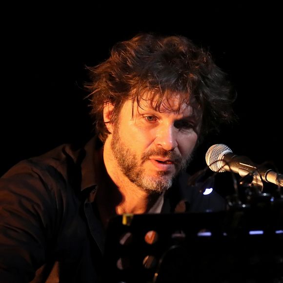 Depuis que Marie Trintignant est morte sous les coups de Bertrand Cantat, le chanteur a tenté plusieurs fois de revenir sur le devant de la scène, ce qui a toujours suscité 

Exclusif - Bertrand Cantat (ex-membre du groupe "Noir Désir" et actuel membre du groupe "Détroit") fait une pause dans sa carrière musicale et se lance dans une tournée de lecture de textes poétiques avec deux musiciens autour de lui. Cenon
© Patrick Bernard/ Bestimage