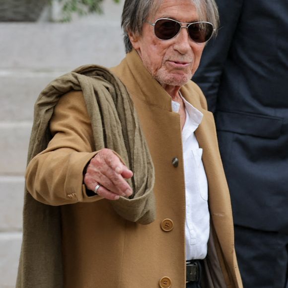 “C’est la faute de Dutronc”, lance-t-il à Nostalgie

Jacques Dutronc et sa compagne Sylvie Duval - Sortie des obsèques de l'auteure-compositrice-interprète et actrice française Françoise Hardy au crématorium du cimetière du Père-Lachaise à Paris, France, le 20 juin 2024. © Jacovides-Moreau/Bestimage