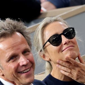 Anne-Sophie Lapix et son mari Arthur Sadoun en tribunes lors des Internationaux de France de Tennis de Roland Garros 2025, à Paris, France, le 6 juin 2025. © Jacovides-Moreau/Bestimage