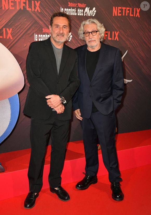 Gilles Lellouche et Alain Chabat - Photocall de la série Netflix "Astérix et Obélix: le combat des chefs" au Cirque d'Hiver Bouglione à Paris le 29 avril 2025. © Veeren/Bestimage