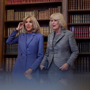 Brigitte Macron et Camilla Parker Bowles, reine consort d'Angleterre, assistent à la cérémonie de remise du prix littéraire de l'Entente à la résidence de l'ambassadeur de France à Londres, le 4 décembre 2024. 
© Julien Burton / Bestimage