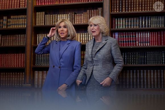 Brigitte Macron et Camilla Parker Bowles, reine consort d'Angleterre, assistent à la cérémonie de remise du prix littéraire de l'Entente à la résidence de l'ambassadeur de France à Londres, le 4 décembre 2024. 
© Julien Burton / Bestimage