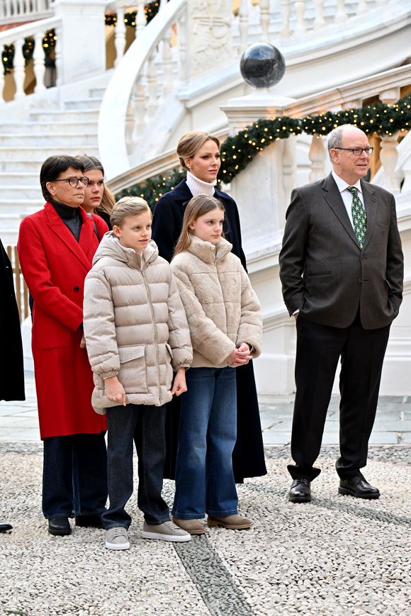 Le prince Albert II de Monaco, la princesse Charlene et leurs enfants la princesse Gabriella et le prince héréditaire Jacques ont accueilli les enfants monégasque pour le traditionnel arbre de Noël du Palais à Monaco, le 17 décembre 2025. La famille princière a assisté à un spectacle dans la cour d'honneur du Palais puis a distribué cadeaux et friandises avec l'aide de la princesse Stéphanie de Monaco, et de ses enfants, Louis Ducruet et Camille Gottlieb. © Bruno Bebert/Bestimage