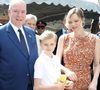 La femme du prince Albert a quant à elle choisi une robe fluide et légère rouge à motifs ainsi qu'une coiffure qui relevait ses cheveux blonds.

Le prince Albert II de Monaco, la princesse Charlène et le prince Jacques - Cérémonie d'ouverture de la 6ème édition des Rencontres des Sites Historiques Grimaldi de Monaco, et remise des Trophées aux Officiels le 14 juin 2025.
© Caudia Albuquerque / Bestimage