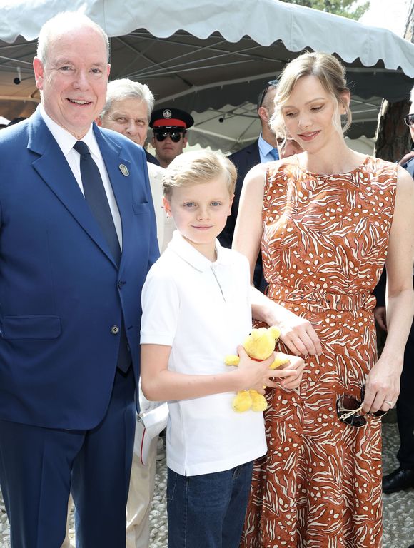 La femme du prince Albert a quant à elle choisi une robe fluide et légère rouge à motifs ainsi qu'une coiffure qui relevait ses cheveux blonds.

Le prince Albert II de Monaco, la princesse Charlène et le prince Jacques - Cérémonie d'ouverture de la 6ème édition des Rencontres des Sites Historiques Grimaldi de Monaco, et remise des Trophées aux Officiels le 14 juin 2025.
© Caudia Albuquerque / Bestimage