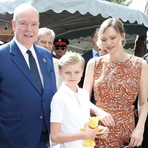 La femme du prince Albert a quant à elle choisi une robe fluide et légère rouge à motifs ainsi qu'une coiffure qui relevait ses cheveux blonds.

Le prince Albert II de Monaco, la princesse Charlène et le prince Jacques - Cérémonie d'ouverture de la 6ème édition des Rencontres des Sites Historiques Grimaldi de Monaco, et remise des Trophées aux Officiels le 14 juin 2025.
© Caudia Albuquerque / Bestimage