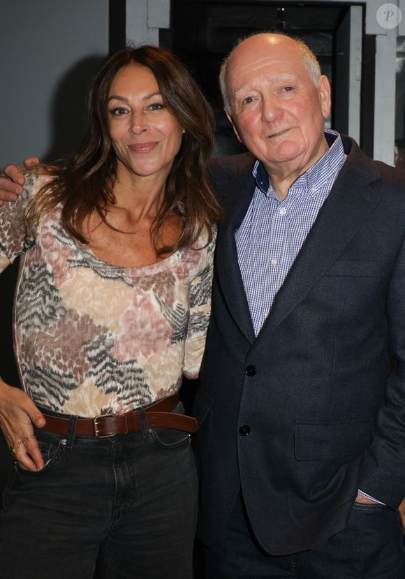 Exclusif - La chanteuse Rose (Keren Meloul) et Claude Lemesle - Claude Lemesle reçoit la cravate des arts et des lettres des mains de G. Davoust lors de son concert au Café de la Gare à l'occasion de son 80ème anniversaire à Paris le 12 octobre 2025. Claude Lemesle est l'un des plus grands auteurs de chansons françaises de tous les temps. Pas moins d'une centaine des innombrables chansons qu'il a écrites sont devenues des classiques.
© Coadic Guirec/Bestimage
