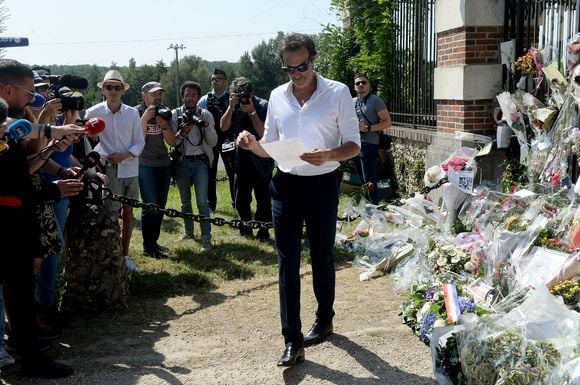 Anthony Delon et son demi-frère Alain-Fabien découvrent les hommages devant les grilles de la propriété de Douchy, quelques heures avant les obsèques de leur père, A.Delon, le 24 août 2024. © Agence / Bestimage.