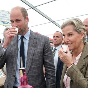 Le prince William et Sophie Rhys-Jones - Le Prince de Galles, connu sous le nom de Duc de Cornouailles lorsqu'il est en Cornouailles, et la Duchesse d'Edimbourg essaient le Gin local pendant le Royal Cornwall Show au Royal Cornwall Showground, Whitecross, Wadebridge. Vendredi 6 juin 2025. Photo by Chris Jackson/PA Wire/ABACAPRESS.COM