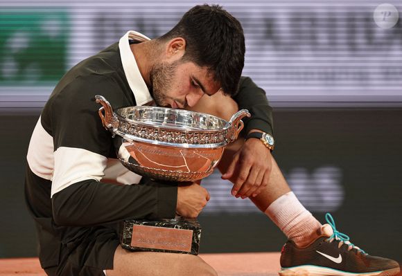 Carlos Alcaraz embrasse le trophée après avoir remporté le match de la finale du simple messieurs entre l'Italien Jannik Sinner et l'Espagnol Carlos Alcaraz lors des Internationaux de France de tennis à Roland Garros, Paris, France, le 8 juin 2025. Photo par Li Jing/Xinhua/ABACAPRESS.COM