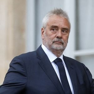 Deux chasseurs ont été condamnés après avoir abattu un cerf sur la propriété de Luc Besson.

Luc Besson au dîner d'Etat en l'honneur du président chinois Xi Jinping et de sa femme la Première Dame Peng Liyuan au palais présidentiel de l'Elysée à Paris, France. Photo par Stéphane Lemouton / Bestimage