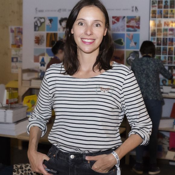 Pour la maman, Héloïse représente la "génération d’après". Celle capable de couper le cordon familial sans peur.

Lolita Séchan au Festival du Livre de Paris au Grand Palais éphémère à Paris, France, le 23 avril 2022. 

© Jack Tribeca/Bestimage