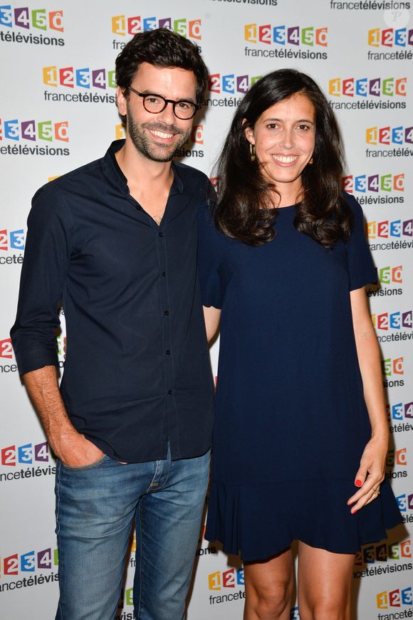 "On a la chance d'avoir deux enfants qui sont merveilleux, qui sont beaux comme tout. Donc, nous, on se raccroche beaucoup à ça", a également souligné celui qui officie quotidienne sur l'antenne d'Europe 1

Thomas Isle et sa femme Carole Tolila lors du photocall de la présentation de la nouvelle dynamique 2017-2018 de France Télévisions. Paris, le 5 juillet 2017.
© Guirec Coadic/Bestimage