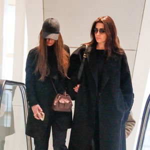 Magda Vavrusova (casquette) au procès de Gérard Depardieu pour agressions sexuelles sur deux femmes lors d'un tournage de film en 2021, au tribunal correctionnel de Paris, France, le 26 mars 2025. Depardieu, 76 ans, qui a réalisé plus de 200 films et séries télévisées, a été accusé de comportement inapproprié par une vingtaine de femmes, mais c'est la première affaire à être jugée. Les deux plaignantes - Amélie, 54 ans, décoratrice, et Sarah (nom modifié), 34 ans, assistante réalisatrice - allèguent une agression sexuelle lors du tournage en 2021 de « Les Volets Verts » du réalisateur Jean Becker. © Christophe Clovis/Bestimage