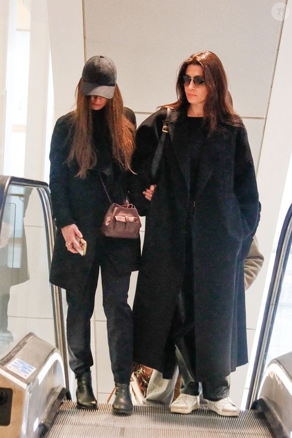 Magda Vavrusova (casquette) au procès de Gérard Depardieu pour agressions sexuelles sur deux femmes lors d'un tournage de film en 2021, au tribunal correctionnel de Paris, France, le 26 mars 2025. Depardieu, 76 ans, qui a réalisé plus de 200 films et séries télévisées, a été accusé de comportement inapproprié par une vingtaine de femmes, mais c'est la première affaire à être jugée. Les deux plaignantes - Amélie, 54 ans, décoratrice, et Sarah (nom modifié), 34 ans, assistante réalisatrice - allèguent une agression sexuelle lors du tournage en 2021 de « Les Volets Verts » du réalisateur Jean Becker. © Christophe Clovis/Bestimage