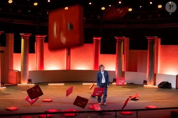 Il a notamment remporté le César du meilleur acteur en 2019 pour son rôle dans le film "Guy", dont il signait également la réalisation

Exclusif - Alex Lutz dans son spectacle "Sexe, Grog et Rocking Chair" au théâtre de Verdure lors du 41ème Festival de Ramatuelle, le 5 aout 2025. © Cyril Bruneau / Festival de Ramatuelle / Bestimage
