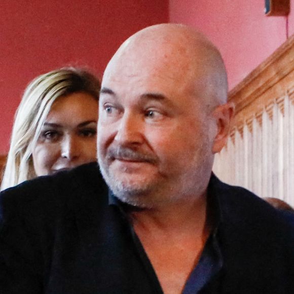 Après avoir été accusé de viols et agressions sexuelles sur 4 femmes, Sébastien Cauet a contre-attaqué et a porté plainte à son tour pour tentative d'extorsion de fonds, dénonciation calomnieuse et harcèlement. 

Sébastien Cauet et sa compagne Nathalie Dartois - Suspendu de l'antenne après une enquête pour viol, Sébastien Cauet réclame en justice son retour sur NRJ au tribunal de commerce de Paris, France. © Christiophe Clovis/Bestimage