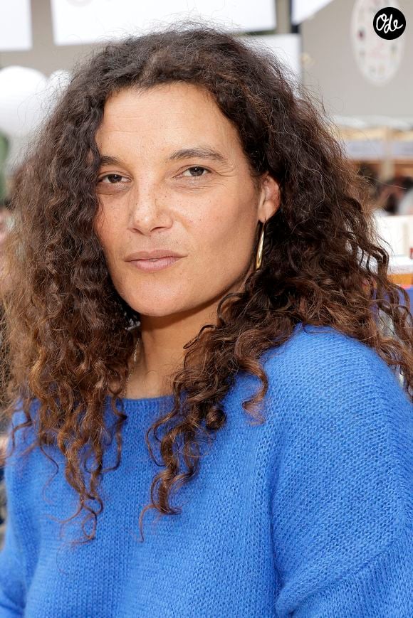 Navigatrice accomplie, la fille de Jacqueline vient de mettre en lumière l'un de ses derniers engagements : une cuvée de rhum blanc agricole bio 

Marie Tabarly fille de Eric Tabarly - Festival du Livre de Paris 2025 au Grand Palais à Paris le 12 avril 2025.
© Cédric Perrin / Bestimage