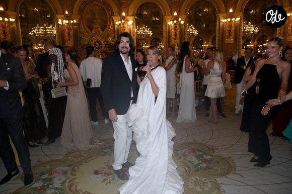 Stéphane Rolland et Hélène in Paris, sortie du gâteau chantant Happy Birthday - Stéphane Rolland fête ses 60 ans dans le salon Opéra de l’Hôtel Intercontinental à Paris, France, le 08 Juillet 2026. 

© Bertrand Rindoff / Bestimage