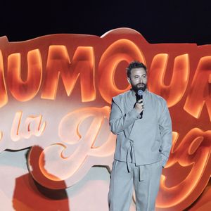 Exclusif - Nino Arial - Enregistrement de l'émission "L'humour à la plage" pour la 2eme édition du festival de Juan les Pins à la pinède Gould le 27 juin 2025. C'est l'humoriste français Kev Adams qui a initié et mis en scène ce festival dans la ville de ses grand-parents où il a passé ses vacances quand il était plus jeune. Sa grand-mère fait partie du Show aux côtés d'un plateau d'humoristes exceptionnels.
Après le succès de la première édition, TF1 et Kev Adams vous donnent rendez-vous pour une nouvelle soirée d’humour inédite et festive. Tourné face à la mer, dans l’écrin magique de la pinède Gould à Juan-les-Pins, « L’Humour à la Plage » revient pour une 2e édition encore plus ambitieuse : un grand show à ciel ouvert, pour rire ensemble et démarrer l’été en beauté. 
Une carte postale en guise de scène avec une ambiance unique; Imaginé comme une véritable fête de l’humour à ciel ouvert, sous les pins, les pieds dans le sable et la tête dans les étoiles, « L’Humour à la Plage » rassemble le temps d’un soir les plus grands noms de l’humour avec des duos inédits, des sketchs exclusifs, des impros, des happenings, des surprises… et une énergie communicative portée par un public survolté. 
Une programmation exceptionnelle qui donne le sourire; Pour cette 2ème édition, Kev Adams s’est entouré de Gad Elmaleh, Camille Lellouche, Maxime Gasteuil, Élodie Poux, Franck Dubosc, Marine Leonardi, Anne Roumanoff, Chantal Ladesou, Marie s’infiltre, Nino Arial, Az, Titoff, Kody… Et de nombreux invités-surprise que vous n’avez jamais vus sur la scène d’un gala d’humour.
Un spectacle familial, solaire et intergénérationnel; Conçu pour rassembler toutes les générations, « L’Humour à la Plage » promet de faire du rire un moment de fête. Un show festif, solaire, et populaire, à savourer ensemble pour bien démarrer l’été.
L'émission du e gala « L'Humour à la Plage » sera diffusése sur TF1 le 15 juillet à 21h10 pour une soirée unique de rires et de surprises ! © Bruno Bebert / Bestimage