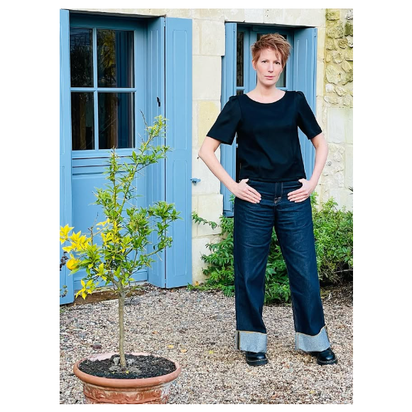 Natacha Polony présente sa tenue du jour.
