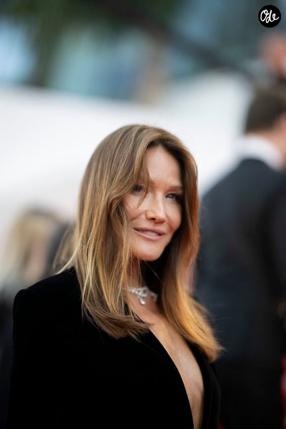 Pour tenir son engagement, Carla Bruni s’inspire notamment des principes des Alcooliques anonymes, même si elle n’a jamais suivi directement leur programme.

Carla Bruni Sarkozy assiste à la projection du film « Fjord » dans le cadre du 79e Festival de Cannes, au Palais des Festivals, le 18 mai 2026 à Cannes, en France. Photo : Eliot Blondet/ABACAPRESS.COM