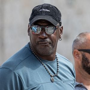 Il propose une cuisine gastronomique inspirée des spécialités provençales.
Michael Jordan et sa femme Yvette Prieto avec leurs gardes du corps se baladent dans la rue Stradun à Dubrovnik, Croatie, le 27 août 2021.