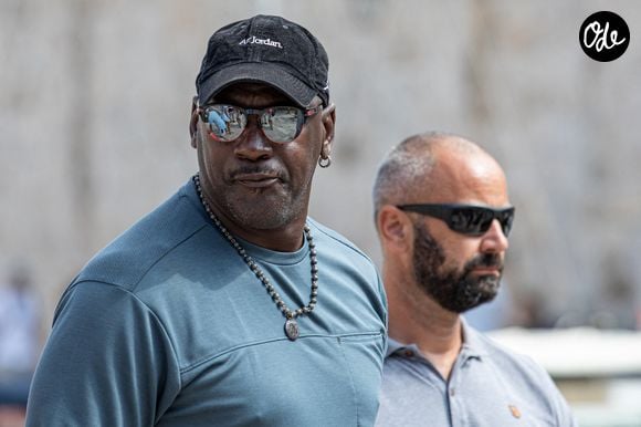 Il propose une cuisine gastronomique inspirée des spécialités provençales.

Michael Jordan et sa femme Yvette Prieto avec leurs gardes du corps se baladent dans la rue Stradun à Dubrovnik, Croatie, le 27 août 2021.