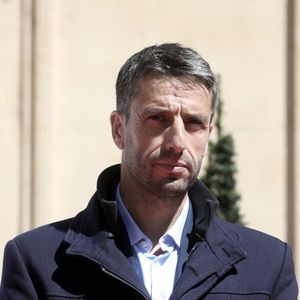 Tony Estanguet, président de Paris 2024 assiste à l'arrivée des drapeaux portés par des sportifs issus de la police nationale, de la gendarmerie nationale et de la sécurité civile au ministère de l'Intérieur, à Paris, France, le 23 avril 2024. © Stéphane Lemouton/Bestimage