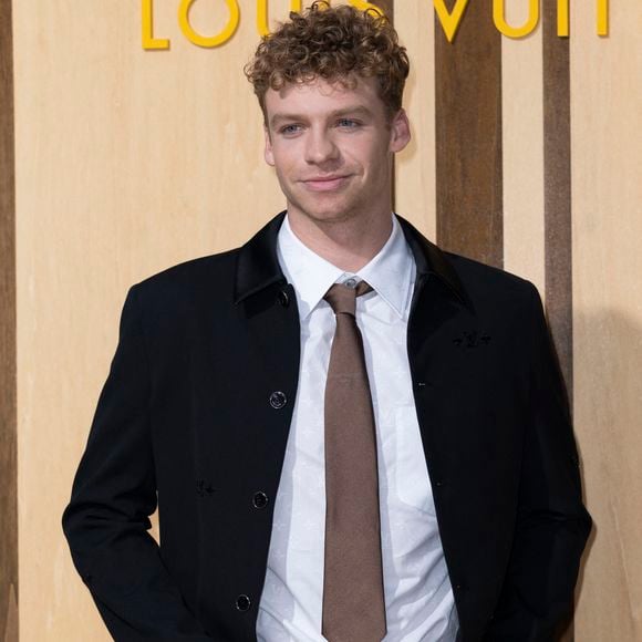 Le décor marin et ensoleillé a offert une échappée rafraîchissante en pleine période de canicule.

Léon Marchand - Photocall du défilé de mode Louis Vuitton Prêt à Porter Collection Homme Printemps/Été 2027 lors de la Fashion Week de Paris le 23 juin 2026.

© Olivier Borde / Bestimage