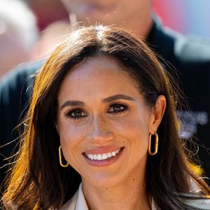 Cet ouvrage continue de générer de l'argent et il aurait rapporté environ 111 850 dollars à la Royal Foundation en 2023 et près de 911 000 livres sterling, soit environ 1 205 420 dollars, depuis sa sortie en 2018. Un sacré pactole ! 

Meghan Markle à Dusseldorf, en 2023 pour les Invictus Games Backgrid USA / Bestimage