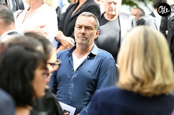 "Quand il y avait une catastrophe, je la vivais avec les gens. Aujourd'hui, c'est la mienne", a-t-il déclaré, "Moi, si j'ai fait Tous ensemble, aujourd'hui c'est moi tout seul."

Marc-Emmanuel Dufour - Sorties des obsèques de Nonce Paolini en l'église Saint-Honoré-d'Eylau, 66 bis, avenue Raymond-Poincaré à Paris, France, le 23 juillet 2024.  

Photo : Agence / Bestimage